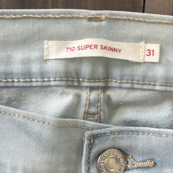 710 Super Skinny Levi’s size 31 light blue distressed bleach spots excellent con - Picture 2 of 13